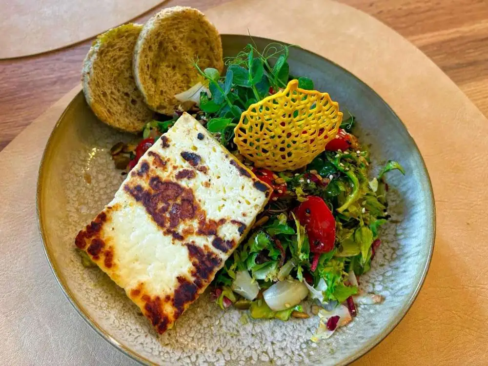 MAG saláta, bazsalikomos pestos paradicsommal, Gastromood eszenciákkal és MAGvas grillezett sajttal (választható tofuval.)